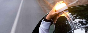 "Deberíamos entonar el mea culpa". La DGT reconoce que con la baliza V16 ha metido la pata porque como poco no han informado lo suficiente