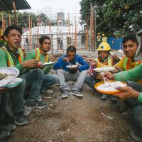 La LFT exige al menos 30 minutos de descanso para comer: si no puedes salir del trabajo, ese tiempo cuenta en tu jornada 