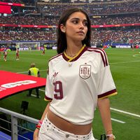 Gemma Muñoz, experta en moda, sobre la camiseta de España: "Ha pasado lo que ocurrió con las zapatillas deportivas y las sudaderas hace años: han dejado de verse como una prenda deportiva. En los años 90 las Spice Girls ya llevaban camisetas de fútbol y chándales de Kappa" 