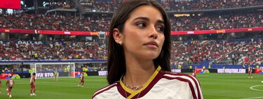 Gemma Muñoz, experta en moda, sobre la camiseta de España: "Ha pasado lo que ocurrió con las zapatillas deportivas y las sudaderas hace años: han dejado de verse como una prenda deportiva. En los años 90 las Spice Girls ya llevaban camisetas de fútbol y chándales de Kappa" 