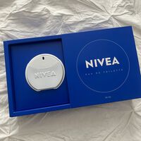 Es como un bote de crema Nivea pero en un frasco: la colonia con la que no puedo dejar de olerme