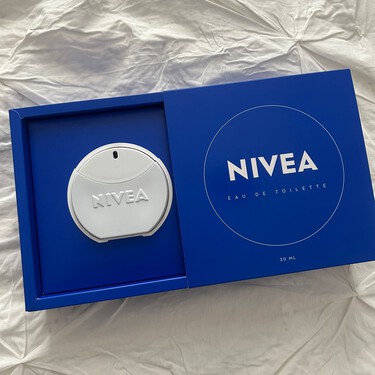 El hype es real: Nivea tiene una colonia que huele como su crema de lata azul y nos tiene ensimismadas