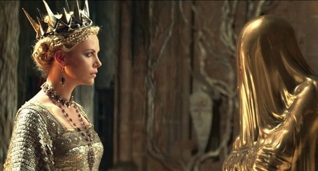 Charlize Theron en Blancanieves y la Leyenda del Cazador