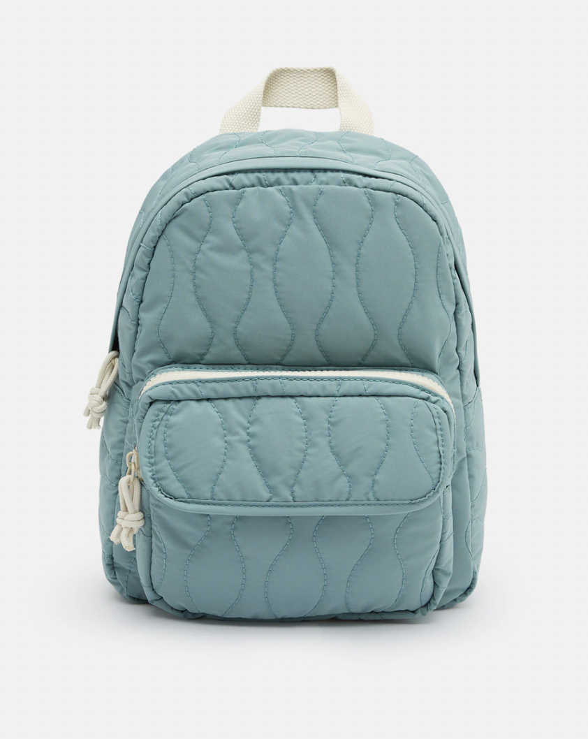 Mochila nylon boateada con bolsillo exterior con cremallera.