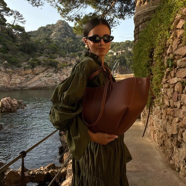 Lo nuevo de Zara son estos cinco vestidos bonitos y elegantes que adaptan a la oficina la tendencia boho 