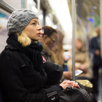 Una embarazada quería premiar al primer hombre que le cediera el asiento en el metro. Tuvo que esperar al octavo mes de su segundo embarazo