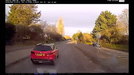 Suzuki Vitara obstaculiza paso ambulancia