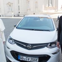 ¡El e-Papamóvil! El Papa Francisco estrena auto eléctrico, un Opel Ampera-e