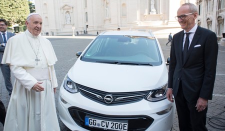 ¡El e-Papamóvil! El Papa Francisco estrena auto eléctrico, un Opel Ampera-e