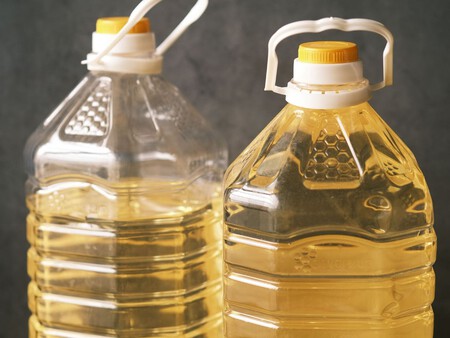 Antes de tirar las garrafas de plástico de agua, aceite o jugo: conviértelas en cestas para organizar tu casa