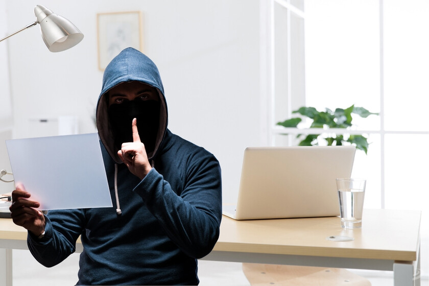 Una empresa despide a un empleado y le retira su portátil. Seis meses después, le escribe para pedirle la contraseña