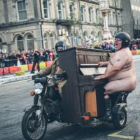 Carreras con motos viejas y gordos desnudos tocando el piano. Todo esto podrás ver en el Classic TT 2017