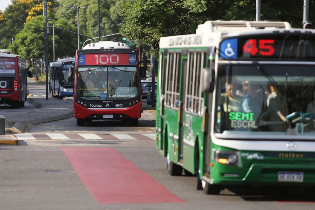 Billeteras virtuales, NFC, apps de bancos, tarjetas VISA Mastercard y otros métodos: cómo aprovechar el 100% de reintegro para viajar en colectivo en Argentina 