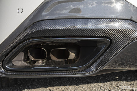 BMW M850i Cabrio escapes