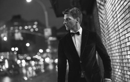 Johannes Huebl redefine la elegancia en la nueva colección de fiesta de Massimo Dutti