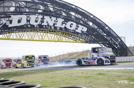 Bestias de 5 toneladas y 1.500 CV golpeándose a 160 km/h: así son las carreras de camiones en el Jarama
