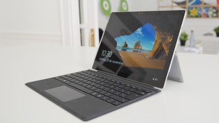 Panos Panay dice que no, que no veremos una Surface Pro 5 a corto plazo y que la Surface Pro 4 es más que competitiva