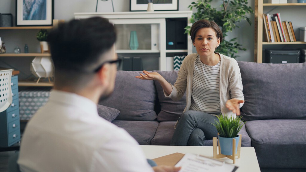 Hablar alto y a veces gritar no suele significar ser agresivo: la psicología explica que el volumen refleja la emoción, no la intención