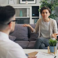 Hablar alto y a veces gritar no suele significar ser agresivo: la psicología explica que el volumen refleja la emoción, no la intención 