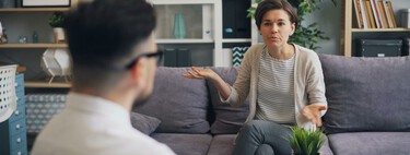 Hablar alto y a veces gritar no suele significar ser agresivo: la psicología explica que el volumen refleja la emoción, no la intención 