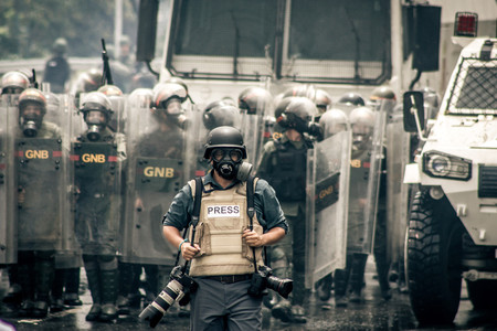 Cómo grabar de forma ética y segura ante una posible mala conducta policial en una manifestación (o cualquier otra situación)