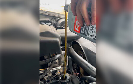 Truco para rellenar el aceite del motor del coche sin embudo