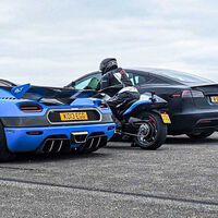 ¿Puede la Hayabusa más rápida del mundo contra un Koenigsegg Agera RST y un Tesla Plaid? Puede