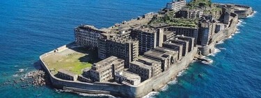 Carbón, hormigón y fantasmas. La ciudad sin coches que creó Mitsubishi en medio del mar y terminó en una película de 007