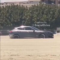Ganas de playa, nivel: creerte que puedes llevar tu Maserati hasta el chiringuito y dejarlo varado en la arena