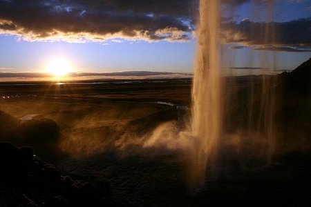 Islandia: La cascada Seljalandsfoss desde su interior