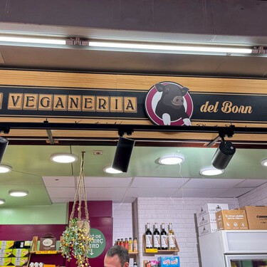 La Veganeria del Born quiere desafiar a la industria cárnica desde el corazón de Santa Caterina: “Hay gente que pasa por allí y nos mira con mala cara” 