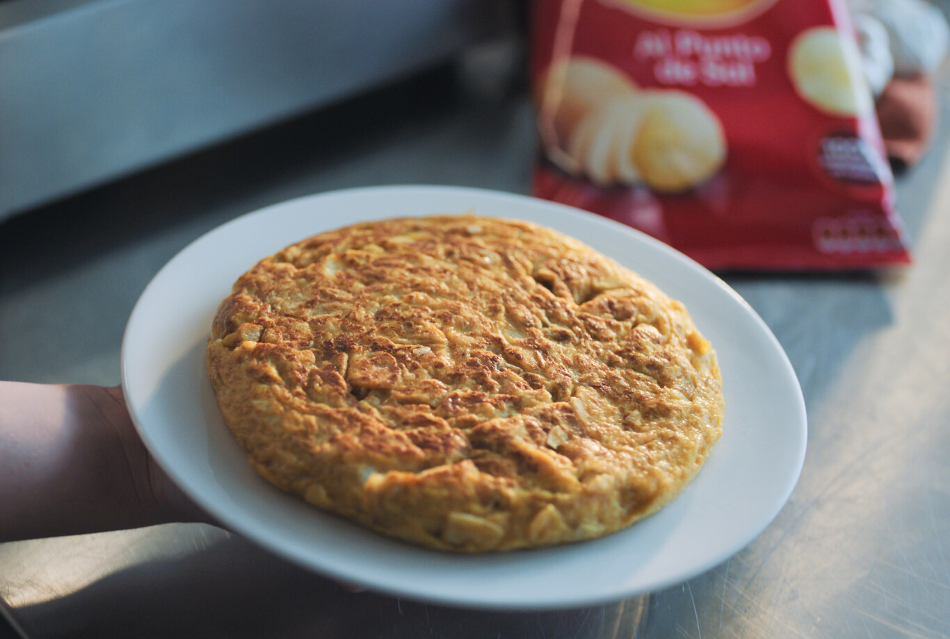 Tortilla con patatas Lay's la receta del momento que sorprende (para