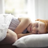 ¿Es verdad que los niños crecen mientras duermen? Los estirones del sueño