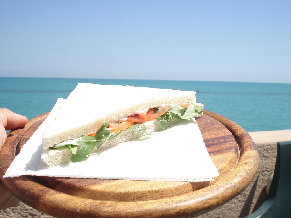 Italia lleva años privatizando sus playas. Ahora la gran batalla se libra por algo mucho más simple: traer el bocadillo de casa