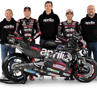"Menos mal que tenemos a Piaggio". Aprilia vuelve a ser la única marca que no ha conseguido un patrocinador en MotoGP, y están muy enfadados 