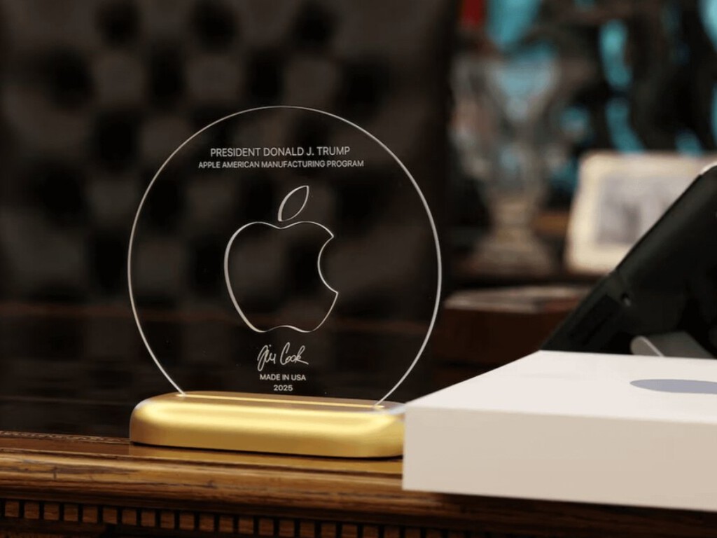 El último producto exclusivo de Apple no se puede comprar. Es un trofeo de oro y cristal, y su único dueño es Donald Trump 