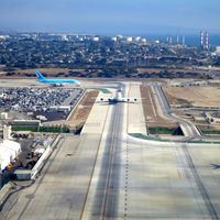 Desde hace una década más de 100 empleados del aeropuerto de Los Ángeles viven en su parking