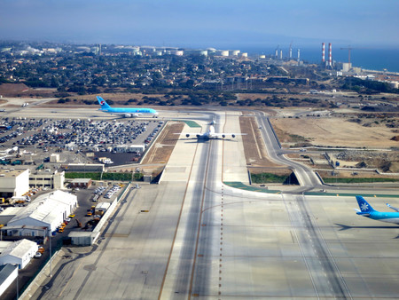 Desde hace una década más de 100 empleados del aeropuerto de Los Ángeles viven en su parking