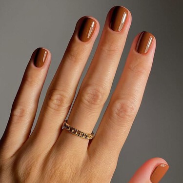 Las uñas de color toffee son la propuesta más elegante de este otoño 2025