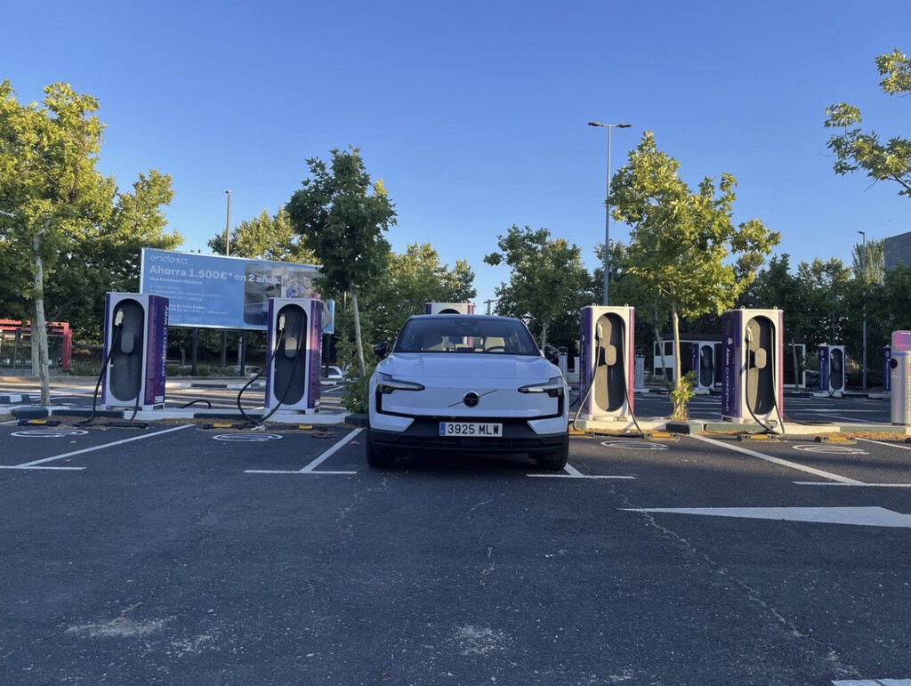 "Sin infraestructura, es muy difícil": Volvo no arranca con el coche eléctrico y cree que su gran problema está en España 
