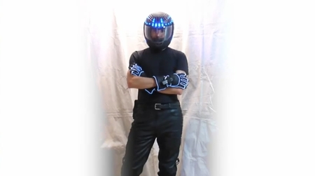 Casco con LED azules, se acabaron las excusas