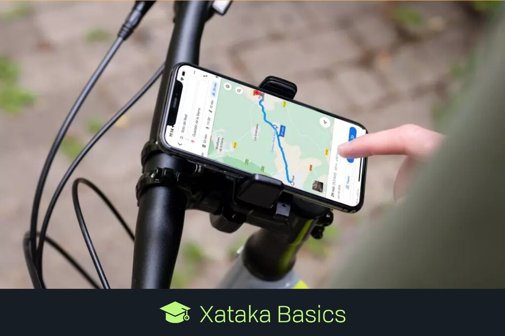 Multas por usar el móvil en la bici: cuándo pueden multarte y de cuánto dinero pueden ser 