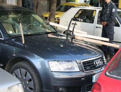 Audi A8 con pequeños desperfectos de chapa