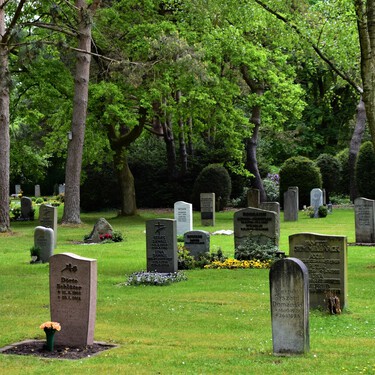 Una parroquia en Galicia ha llenado su cementerio de códigos QR. El problema es quién mantiene este sistema
