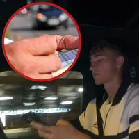 Huijsen podría perder 6 puntos del carnet por usar el móvil en el coche, aunque estuviera parado. Lo dice la DGT
