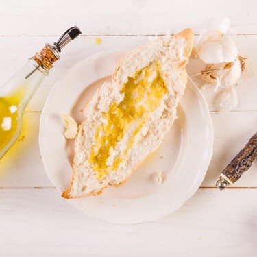 No es un capricho, es física: por qué siempre es mejor usar el aceite sobre el pan tostado 