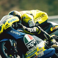 Hace 30 años, un chaval forjó una leyenda sobre una Aprilia RS125R con el número 46. Se llamaba Valentino, y ahora todos los tifosi quieren esa moto 