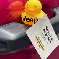 ¿Qué significa si te dejan un pato de goma en la camioneta y qué debes hacer?