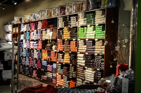 Pagar por probarse ropa, cuando el retail se convierte en escaparate del mayorista