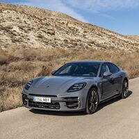 Probamos el Porsche Panamera más bestia: un motor V8, casi 800 CV y tanta tecnología que te hacen mirar con otros ojos a los coches híbridos
